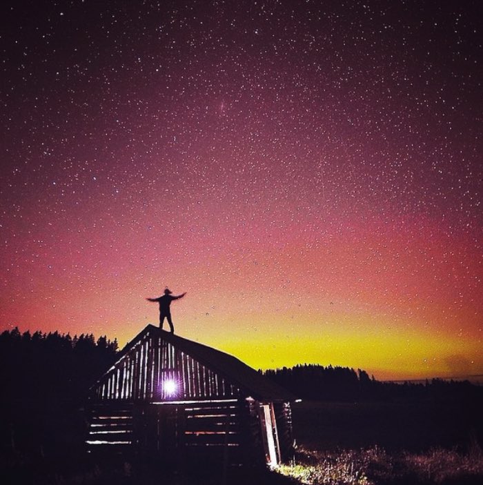 Quando fui pela primeira vez para a Finlândia em Setembro de 2014, fui com um grupo de blogueiros de viagem com a função de explorar a cidade de Porvoo. Foi lá que eu conheci o Konsta Punkka, o semi deus do instagram que foi descrito para mim como o squirrel whisperer. Esse termo não fez sentido algum para mim até eu ir ao seu instagram e ver as fotos que ele tira. Acabei tendo a sorte de sair para tirar fotos de uma quase aurora boreal em Porvoo e vi que ele realmente sabe o que está fazendo.