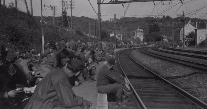 O pessoal do Rescued Film Project, um arquivo online repleto de fotografias nunca reveladas antes, recentemente se deparou com uma das suas maiores descobertas: 31 rolos de filme diretos da Segunda Guerra Mundial. Essas Fotografias da Segunda Guerra Mundial nunca vistas antes passaram por todo processo de revelação que um filme que foi corrompido pelo calor, humidade e pela idade merece. No video abaixo, dá para acompanhar um pouco do processo de revelação e como que Rescued Film Project trabalha com todos esses problemas
