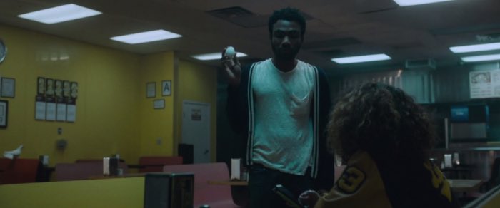 Childish Gambino sendo dirigido por Hiro Murai, uma das maiores referências em music videos da atualidade