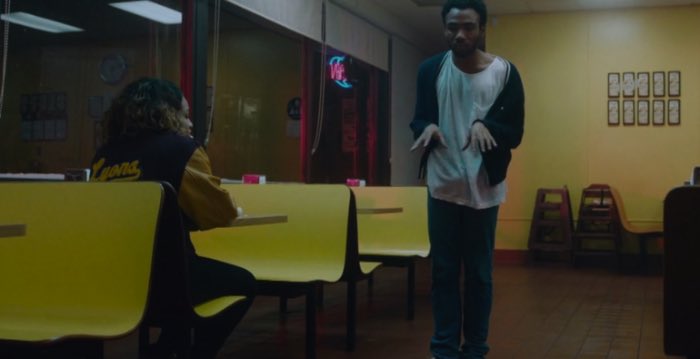 Childish Gambino sendo dirigido por Hiro Murai, uma das maiores referências em music videos da atualidade