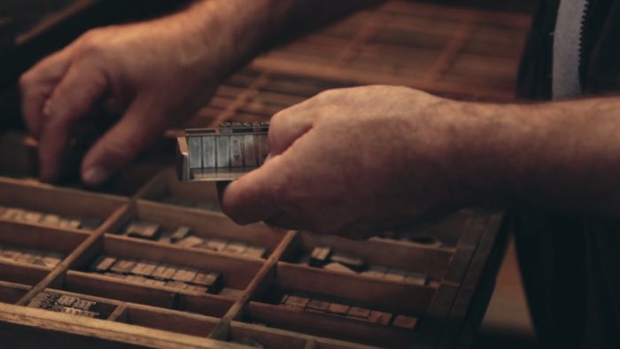 O video abaixo é um curto documentário sobre William Amer, uma dessas poucas pessoas que ainda trabalha com letterpress. Mas ele não fica só nisso, ele também dá aulas de como dominar a técnica lá em New South Wales, na Austrália.