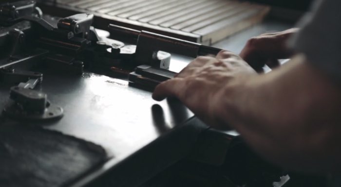 O video abaixo é um curto documentário sobre William Amer, uma dessas poucas pessoas que ainda trabalha com letterpress. Mas ele não fica só nisso, ele também dá aulas de como dominar a técnica lá em New South Wales, na Austrália.
