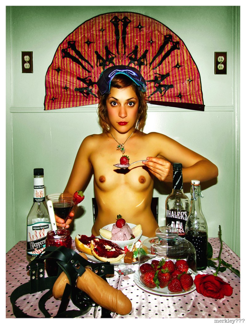 Sou fã do estranho trabalho de fotografia do Merkley desde quando descobri seu flickr lá em meados de 2007. E, desde então, gosto de voltar a seu portfolio algumas vezes por ano na tentativa de enxergar alguma coisa a mais em todas as imagens que ele criou.