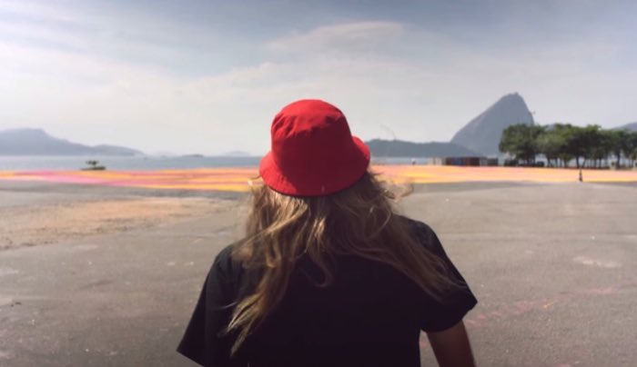 O artista conhecido como INSA cria GIFs animados analógicos usando seu graffiti e sua pintura. Ele é conhecido pelos GIFs animados que já fez em paredes que parecem se mover. Tudo feito com muito trabalho e inúmeros desenhos que se movem um pouco a cada dia. E foi assim que ele foi chamado pela Ballantines para criar o maior GIF animado do mundo. Um GIF tão grande que só poderia ser fotografado corretamente por satélites. É sério e você pode ver tudo no vídeo abaixo.