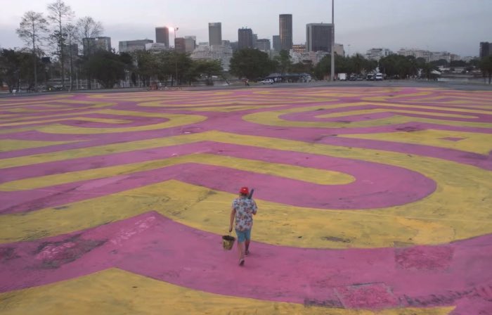 O artista conhecido como INSA cria GIFs animados analógicos usando seu graffiti e sua pintura. Ele é conhecido pelos GIFs animados que já fez em paredes que parecem se mover. Tudo feito com muito trabalho e inúmeros desenhos que se movem um pouco a cada dia.