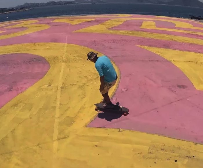 O artista conhecido como INSA cria GIFs animados analógicos usando seu graffiti e sua pintura. Ele é conhecido pelos GIFs animados que já fez em paredes que parecem se mover. Tudo feito com muito trabalho e inúmeros desenhos que se movem um pouco a cada dia.