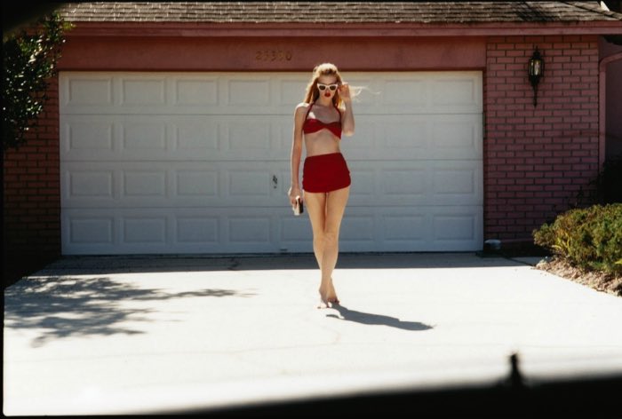 Na maiorias das vezes, a fotografia de Jonathan Leder parece mais com stills de filmes antigos do que qualquer outra coisa. Ele utiliza câmeras analógicas (35mm e Polaroids) e se recusa a trabalhar com luz artificial e técnicas de retoque.