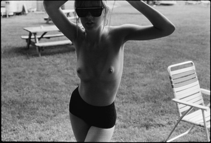 Na maiorias das vezes, a fotografia de Jonathan Leder parece mais com stills de filmes antigos do que qualquer outra coisa. Ele utiliza câmeras analógicas (35mm e Polaroids) e se recusa a trabalhar com luz artificial e técnicas de retoque.