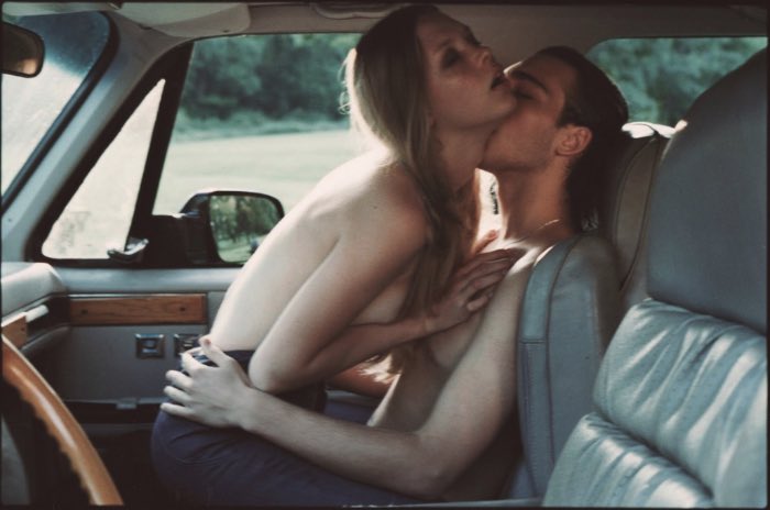 Na maiorias das vezes, a fotografia de Jonathan Leder parece mais com stills de filmes antigos do que qualquer outra coisa. Ele utiliza câmeras analógicas (35mm e Polaroids) e se recusa a trabalhar com luz artificial e técnicas de retoque.