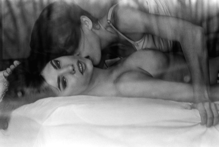 Na maiorias das vezes, a fotografia de Jonathan Leder parece mais com stills de filmes antigos do que qualquer outra coisa. Ele utiliza câmeras analógicas (35mm e Polaroids) e se recusa a trabalhar com luz artificial e técnicas de retoque.