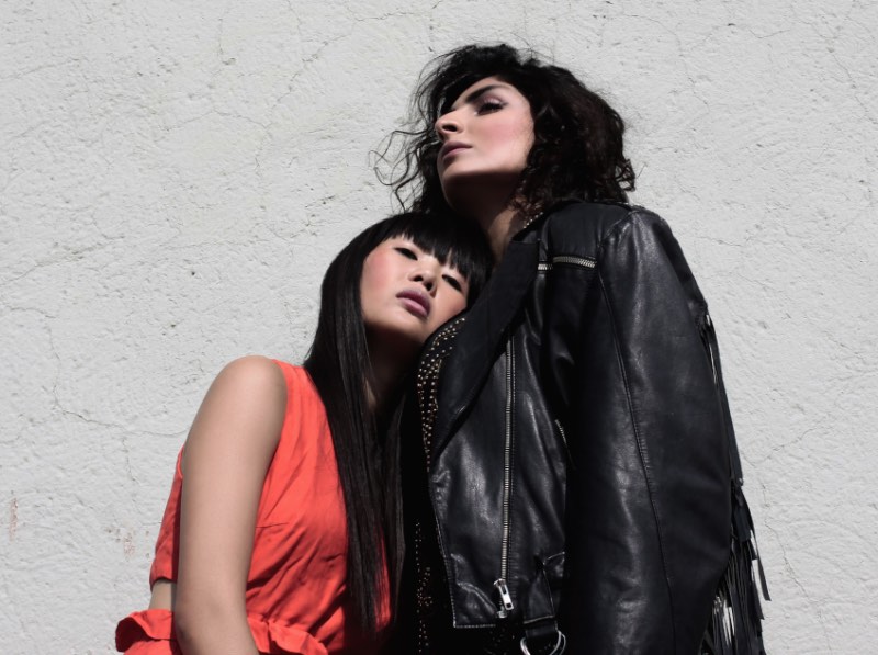 Maike Banger é uma fotógrafa lá de Colônia, na Alemanha. Ela se considera especializada em fotografia para editoriais de moda, retratos e fotografia de modelos. E, depois de dar uma olhada nas fotos abaixo, preciso dizer que ela sabe mesmo o que está fazendo.