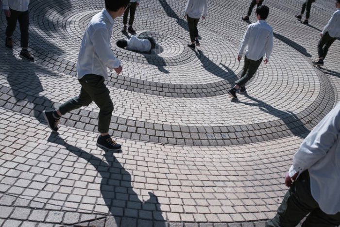 Com sua série chamada Monodramatic, Daisuke Takakura explora como seria encontrar inúmeras cópias de si mesmo. Será que essas cópias teriam idéias diferentes? Será que essas cópias teriam outros sonhos, outros objetivos de vida?