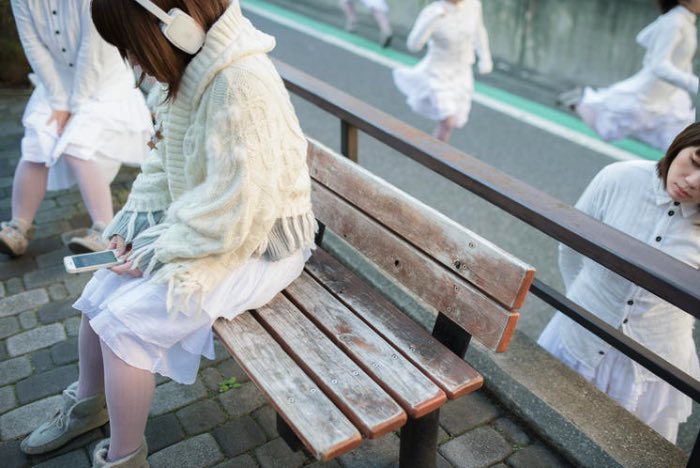 Com sua série chamada Monodramatic, Daisuke Takakura explora como seria encontrar inúmeras cópias de si mesmo. Será que essas cópias teriam idéias diferentes? Será que essas cópias teriam outros sonhos, outros objetivos de vida?