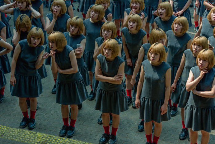 Com sua série chamada Monodramatic, Daisuke Takakura explora como seria encontrar inúmeras cópias de si mesmo. Será que essas cópias teriam idéias diferentes? Será que essas cópias teriam outros sonhos, outros objetivos de vida?