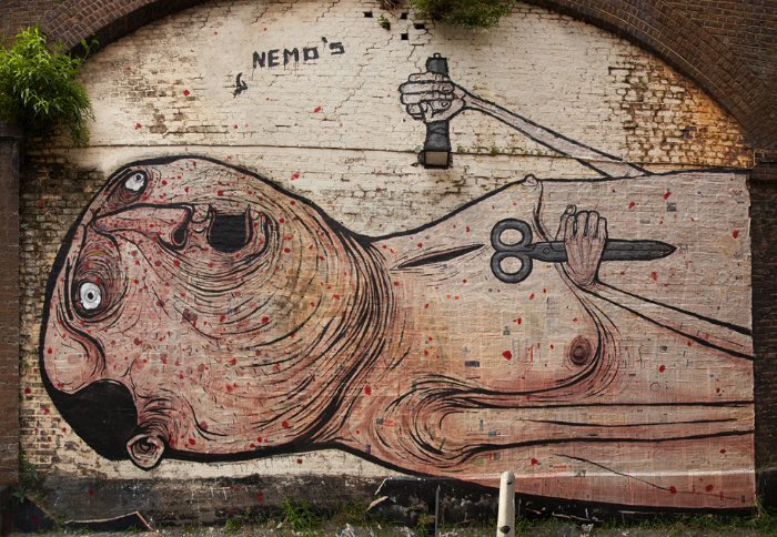 Nemos é um artista de rua, na falta de um título e descrição melhor. Seu trabalho pode ser meio estranho algumas vezes, já que suas enormes obras de arte incluem corpos que de decompõe entre outras coisas.