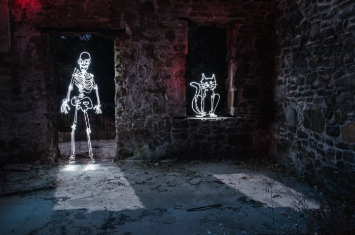 Darren Pearson usa da sua câmera e de uma lanterna para pintar com luz. E, com isso, ele imagina um mundo diferente repleto de estranhas criaturas vivendo no meio de cidades. De dinossauros a caveiras feitas usando pedaços de prédios, passando por bonsais iluminados e esqueletos que dançam, esse é o mundo iluminado que Darren Pearson cria com suas fotos e vídeos.