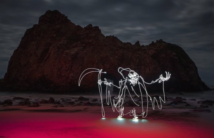 Darren Pearson usa da sua câmera e de uma lanterna para pintar com luz. E, com isso, ele imagina um mundo diferente repleto de estranhas criaturas vivendo no meio de cidades. De dinossauros a caveiras feitas usando pedaços de prédios, passando por bonsais iluminados e esqueletos que dançam, esse é o mundo iluminado que Darren Pearson cria com suas fotos e vídeos.
