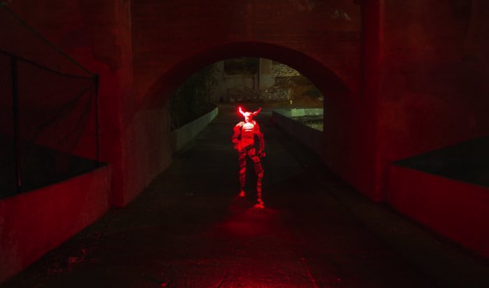 Darren Pearson usa da sua câmera e de uma lanterna para pintar com luz. E, com isso, ele imagina um mundo diferente repleto de estranhas criaturas vivendo no meio de cidades. De dinossauros a caveiras feitas usando pedaços de prédios, passando por bonsais iluminados e esqueletos que dançam, esse é o mundo iluminado que Darren Pearson cria com suas fotos e vídeos.