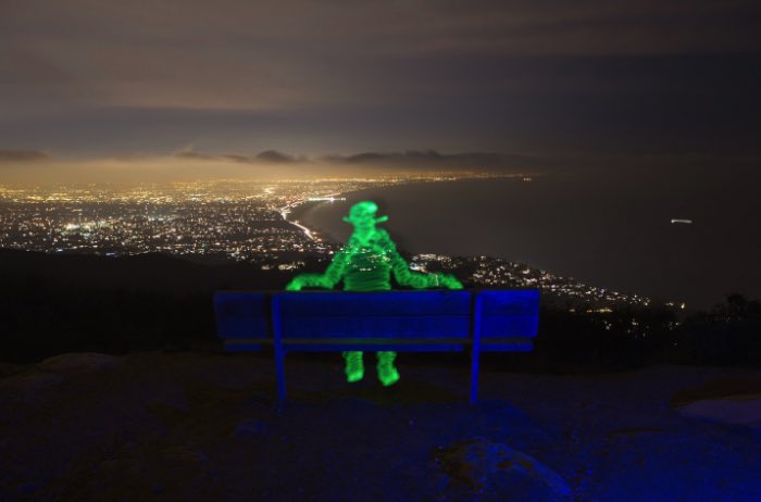 Darren Pearson usa da sua câmera e de uma lanterna para pintar com luz. E, com isso, ele imagina um mundo diferente repleto de estranhas criaturas vivendo no meio de cidades. De dinossauros a caveiras feitas usando pedaços de prédios, passando por bonsais iluminados e esqueletos que dançam, esse é o mundo iluminado que Darren Pearson cria com suas fotos e vídeos.