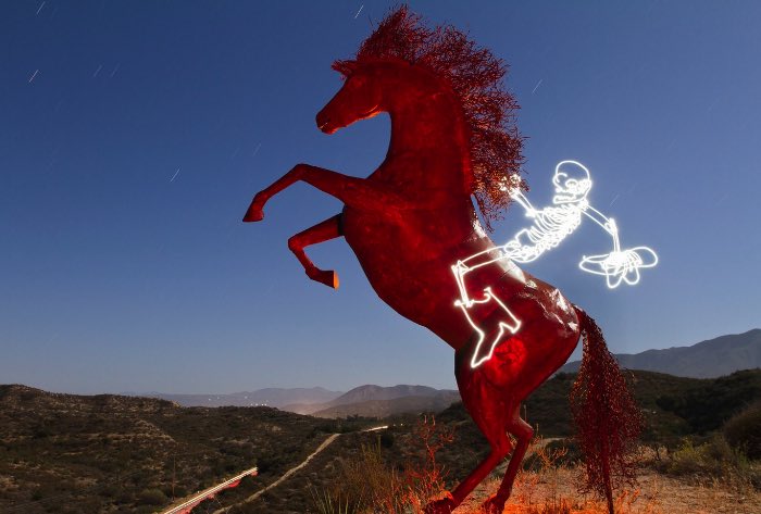 Darren Pearson usa da sua câmera e de uma lanterna para pintar com luz. E, com isso, ele imagina um mundo diferente repleto de estranhas criaturas vivendo no meio de cidades. De dinossauros a caveiras feitas usando pedaços de prédios, passando por bonsais iluminados e esqueletos que dançam, esse é o mundo iluminado que Darren Pearson cria com suas fotos e vídeos.