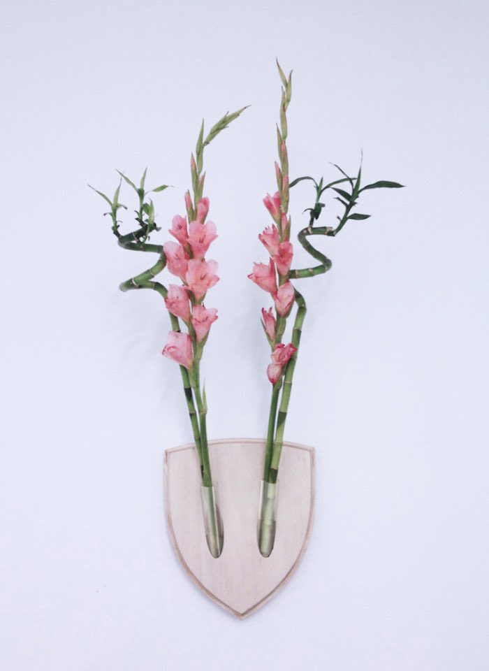 Elkebana é o nome do que eu gostaria de chamar de troféus de flores. Resolvi descrever esse produto dessa forma por que eles me lembram muito aquelas cabeças de animais colocadas nas paredes de clubes de caça. Sei bem que essa era a ideia da dupla de designers por trás do projeto mas Elkebana é um nome meio estranho demais para mim.