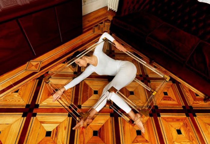 Anja Humljan é uma artista, arquiteta, dançarina e professora de yoga. Além disso tudo, ela resolveu criar o estranho projeto chamado de Yoga Urbano (Urban Yoga em inglês, claro). Nesse projeto, ela convida as pessoas a se juntar e render seu corpo ao cheiro, som, toque e visão em função de experimentar como a cidade realmente é.