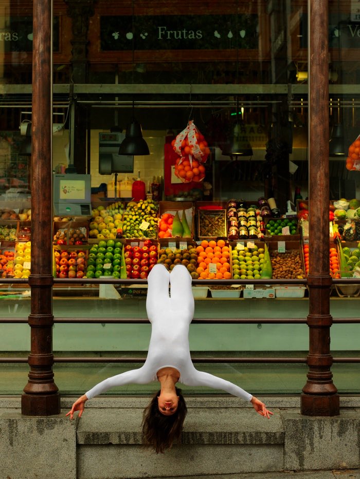 Anja Humljan é uma artista, arquiteta, dançarina e professora de yoga. Além disso tudo, ela resolveu criar o estranho projeto chamado de Yoga Urbano (Urban Yoga em inglês, claro). Nesse projeto, ela convida as pessoas a se juntar e render seu corpo ao cheiro, som, toque e visão em função de experimentar como a cidade realmente é.