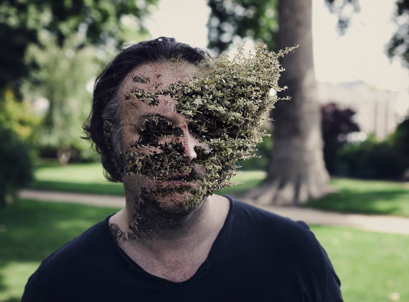 Cal Redback possui habilidades no Photoshop que muitas pessoas gostariam de ter. E eu posso me incluir ai nessa lista. Ele sabe trabalhar muito bem com fotografia digital e retoque fotográfico como você pode ver nas imagens desse post.