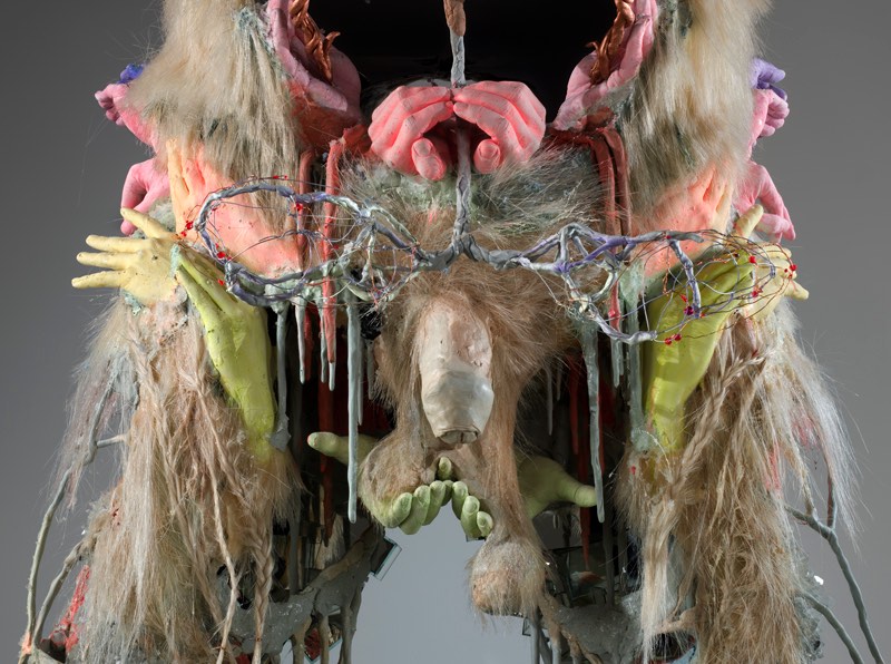 David Altmejd nasceu em Montreal em 1974 e parece ser fascinado por objetos que crescem, se transformam e mudam de forma. É assim que ele trabalha com suas esculturas e, dessa forma, ele remove todas as fronteiras entre o que seria o exterior, o interior, a superfície e a estrutura das suas esculturas.