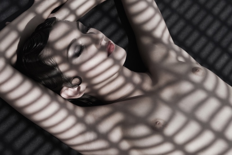 Evan Romine é um fotógrafo de moda voltado para trabalhar com a beleza feminina. Suas fotos mostram que ele sabe muito bem o que está fazendo quando se trata de retratos e fashion.