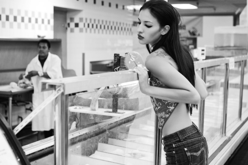 Evan Romine é um fotógrafo de moda voltado para trabalhar com a beleza feminina. Suas fotos mostram que ele sabe muito bem o que está fazendo quando se trata de retratos e fashion.