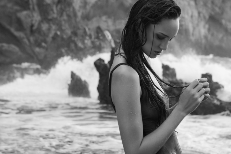 Evan Romine é um fotógrafo de moda voltado para trabalhar com a beleza feminina. Suas fotos mostram que ele sabe muito bem o que está fazendo quando se trata de retratos e fashion.