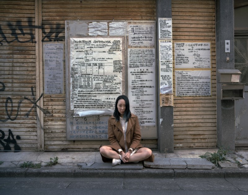 Não lembro quando foi que me deparei com a fotografia de Hisatomi Tadahiko mas sei que já vejo suas fotos há algum tempo. Me apaixonei com suas fotos quando me deparei com uma série de retratos urbanos que mostram um pouco da cultura e do dia a dia no Japão.