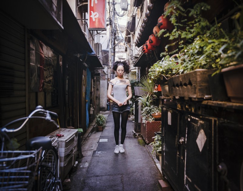 Não lembro quando foi que me deparei com a fotografia de Hisatomi Tadahiko mas sei que já vejo suas fotos há algum tempo. Me apaixonei com suas fotos quando me deparei com uma série de retratos urbanos que mostram um pouco da cultura e do dia a dia no Japão.