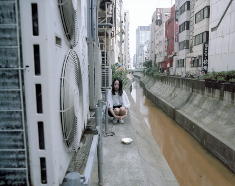 Não lembro quando foi que me deparei com a fotografia de Hisatomi Tadahiko mas sei que já vejo suas fotos há algum tempo. Me apaixonei com suas fotos quando me deparei com uma série de retratos urbanos que mostram um pouco da cultura e do dia a dia no Japão.
