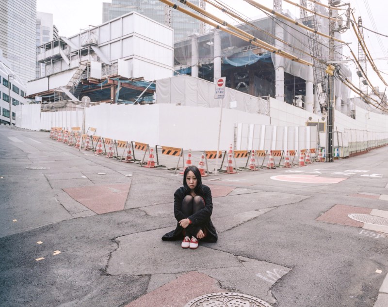 Não lembro quando foi que me deparei com a fotografia de Hisatomi Tadahiko mas sei que já vejo suas fotos há algum tempo. Me apaixonei com suas fotos quando me deparei com uma série de retratos urbanos que mostram um pouco da cultura e do dia a dia no Japão.