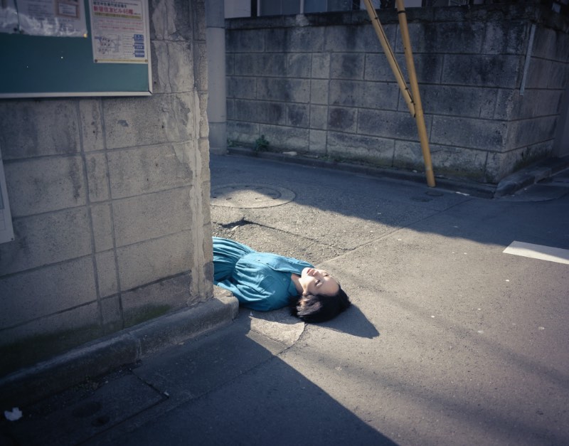 Não lembro quando foi que me deparei com a fotografia de Hisatomi Tadahiko mas sei que já vejo suas fotos há algum tempo. Me apaixonei com suas fotos quando me deparei com uma série de retratos urbanos que mostram um pouco da cultura e do dia a dia no Japão.