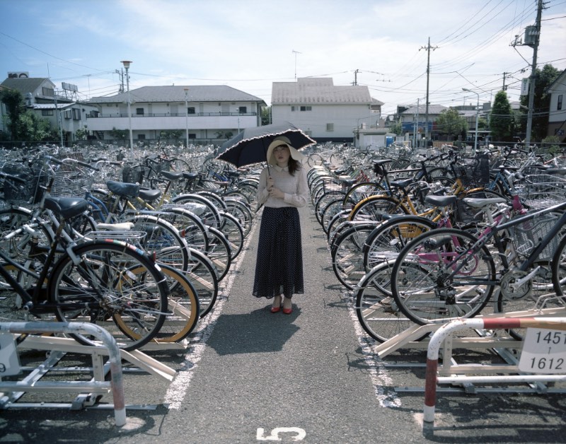 Não lembro quando foi que me deparei com a fotografia de Hisatomi Tadahiko mas sei que já vejo suas fotos há algum tempo. Me apaixonei com suas fotos quando me deparei com uma série de retratos urbanos que mostram um pouco da cultura e do dia a dia no Japão.