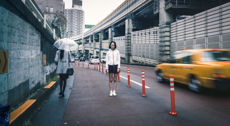 Não lembro quando foi que me deparei com a fotografia de Hisatomi Tadahiko mas sei que já vejo suas fotos há algum tempo. Me apaixonei com suas fotos quando me deparei com uma série de retratos urbanos que mostram um pouco da cultura e do dia a dia no Japão.