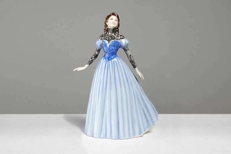 Jessica Harrison é uma artista que surpreendeu o mundo da arte com suas estranhas bonecas de porcelana. Estranhas por que são bonecas de porcelana de terror, se é que isso é possível. E, ela surpreende novamente ao criar bonecas de porcelana tatuadas com um visual que mistura princesas da Disney com o punk rock. Vale a pena conhecer mais do trabalho dessa artista. 