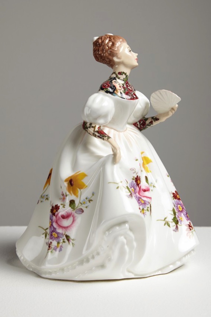 Jessica Harrison é uma artista que surpreendeu o mundo da arte com suas estranhas bonecas de porcelana. Estranhas por que são bonecas de porcelana de terror, se é que isso é possível. E, ela surpreende novamente ao criar bonecas de porcelana tatuadas com um visual que mistura princesas da Disney com o punk rock. Vale a pena conhecer mais do trabalho dessa artista. 