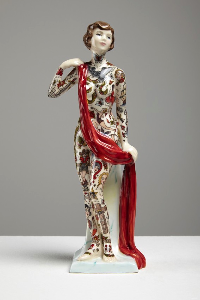 Jessica Harrison é uma artista que surpreendeu o mundo da arte com suas estranhas bonecas de porcelana. Estranhas por que são bonecas de porcelana de terror, se é que isso é possível. E, ela surpreende novamente ao criar bonecas de porcelana tatuadas com um visual que mistura princesas da Disney com o punk rock. Vale a pena conhecer mais do trabalho dessa artista. 