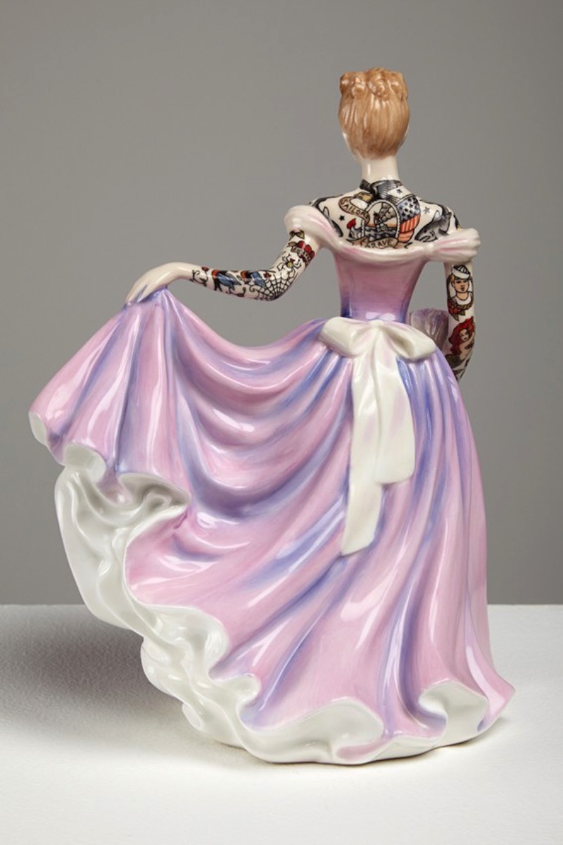 Jessica Harrison é uma artista que surpreendeu o mundo da arte com suas estranhas bonecas de porcelana. Estranhas por que são bonecas de porcelana de terror, se é que isso é possível. E, ela surpreende novamente ao criar bonecas de porcelana tatuadas com um visual que mistura princesas da Disney com o punk rock. Vale a pena conhecer mais do trabalho dessa artista. 