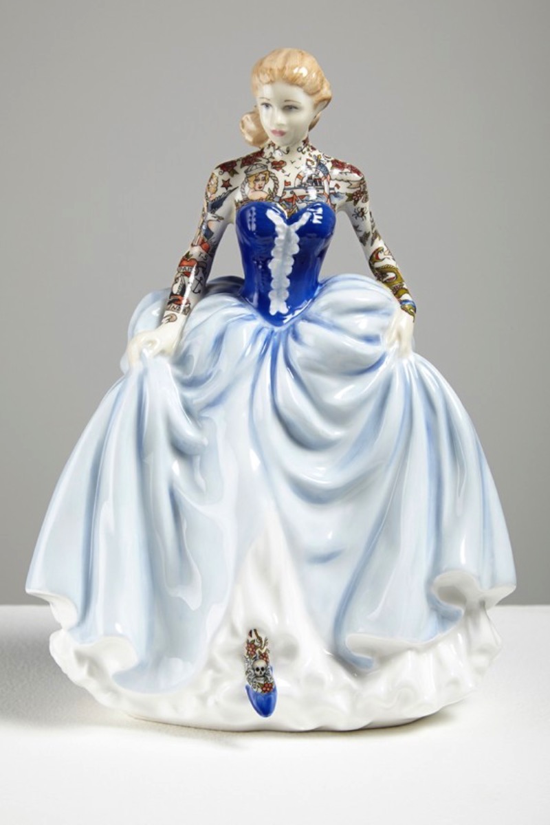 Jessica Harrison é uma artista que surpreendeu o mundo da arte com suas estranhas bonecas de porcelana. Estranhas por que são bonecas de porcelana de terror, se é que isso é possível. E, ela surpreende novamente ao criar bonecas de porcelana tatuadas com um visual que mistura princesas da Disney com o punk rock. Vale a pena conhecer mais do trabalho dessa artista. 