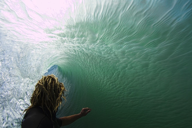 Ray Collins descreve seu trabalho como interpretação de fótons e de como a luz se forma na frente da sua câmera enquanto ele nada no oceano. É uma forma bem poética de explicar sua fotografia mas é bem próxima da verdade.