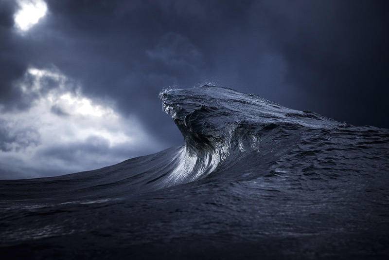 Ray Collins descreve seu trabalho como interpretação de fótons e de como a luz se forma na frente da sua câmera enquanto ele nada no oceano. É uma forma bem poética de explicar sua fotografia mas é bem próxima da verdade.