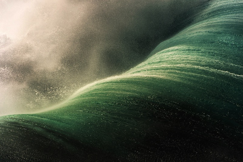 Ray Collins descreve seu trabalho como interpretação de fótons e de como a luz se forma na frente da sua câmera enquanto ele nada no oceano. É uma forma bem poética de explicar sua fotografia mas é bem próxima da verdade.