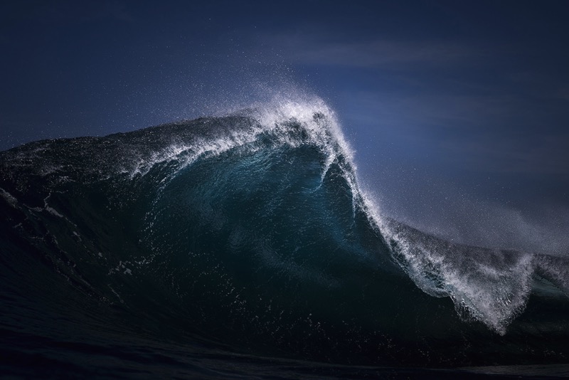 Ray Collins descreve seu trabalho como interpretação de fótons e de como a luz se forma na frente da sua câmera enquanto ele nada no oceano. É uma forma bem poética de explicar sua fotografia mas é bem próxima da verdade.