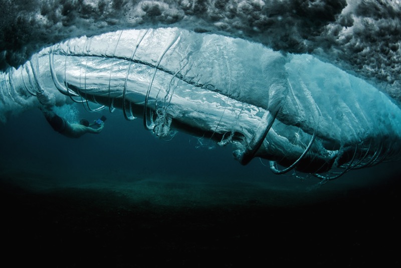 Ray Collins descreve seu trabalho como interpretação de fótons e de como a luz se forma na frente da sua câmera enquanto ele nada no oceano. É uma forma bem poética de explicar sua fotografia mas é bem próxima da verdade.