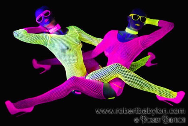 Robert Babylon é um fotógrafo que trabalha com fetish e erotismo de um jeito bem especial. Ele já trabalha com isso há mais de 15 anos e seu trabalho já foi exposto em dezenas de lugares através do mundo. 